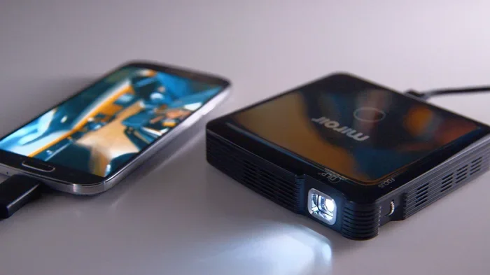 Can I Connect Mini Projector To Phone Netflix Easily